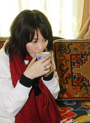 看林志玲姐姐亲手打酥油 女神们爱喝酥油茶的