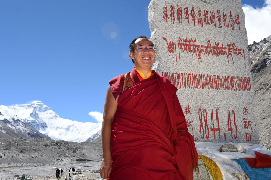 Panchen Lama prays at foot of Qomolangma