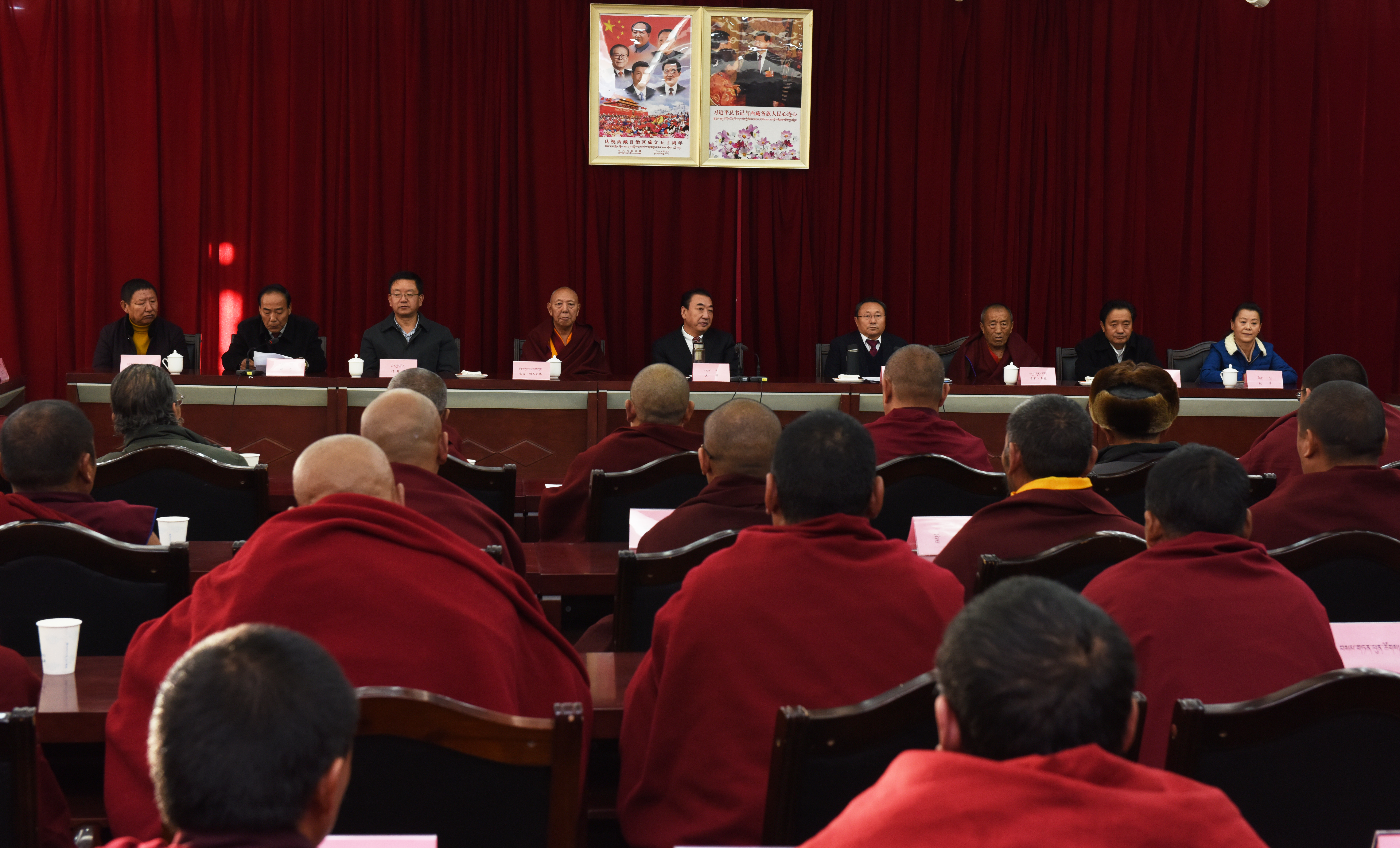 1月14日，区党委统战部、区民宗委、区宗教办召开自治区两会宗教界代表人士座谈会。