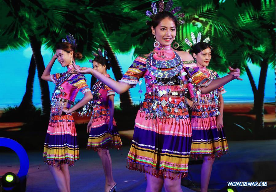 Folk costume show of Li ethnic group held in Hainan