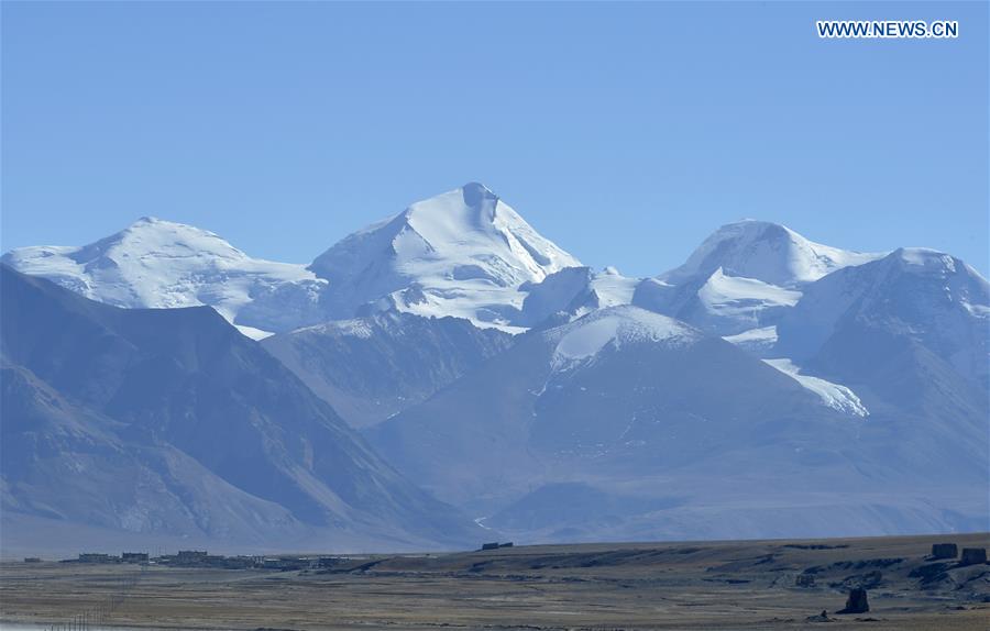 Mountain roads, Mount Qomolangma, SW China