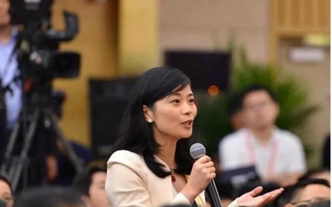 中评社中评网记者向张裔炯提问