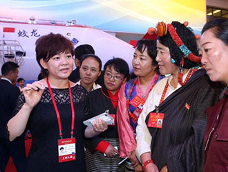 西藏代表参观“砥砺奋进的五年”大型成就展