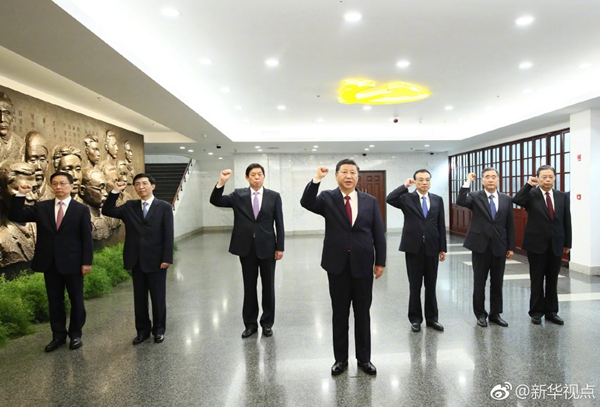 習(xí)近平總書記帶領(lǐng)中央政治局常委重溫入黨誓詞
