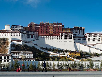  西藏迎接“神降节” 布达拉宫完成换“装”