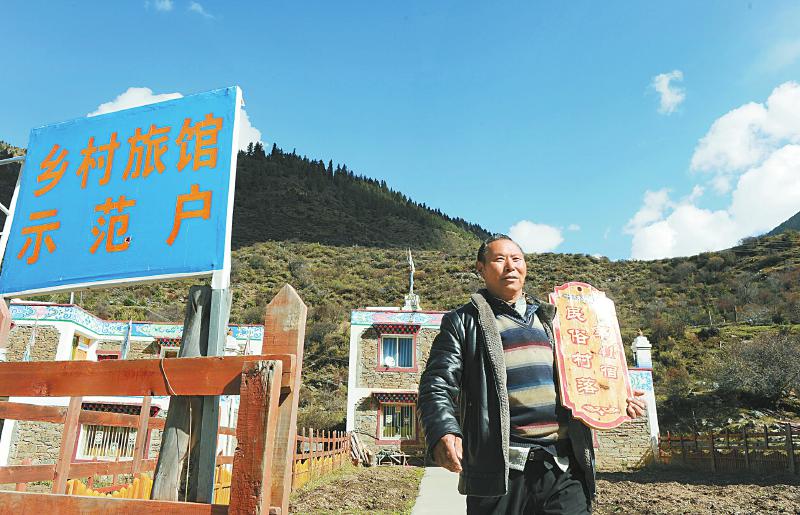 何海洋 摄壤塘县吾伊乡章腊村的特色藏式民居.何海洋 摄