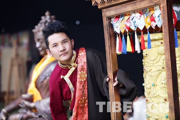 大学生传承人：藏文“噶举噶萨”字体传承人久·土丁桑保