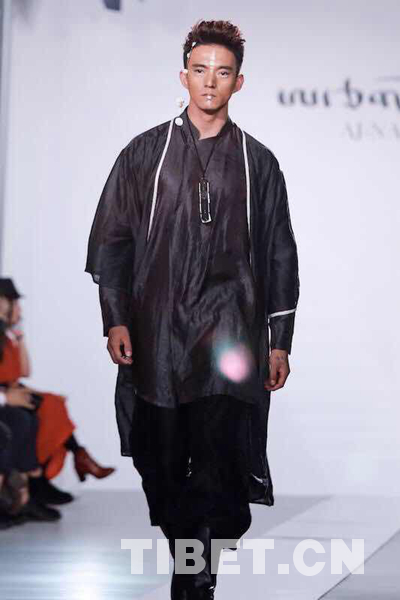 藏族时装展露国际范 阿佳娜姆、降央卓玛现身