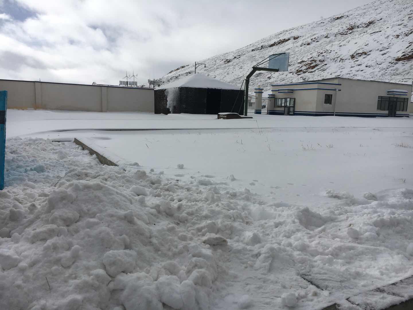 西藏阿里迎來今冬首次大面積降雪