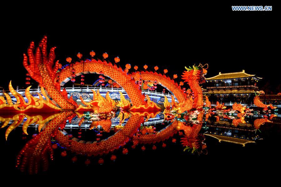 Tourists visit lantern fair in NW China