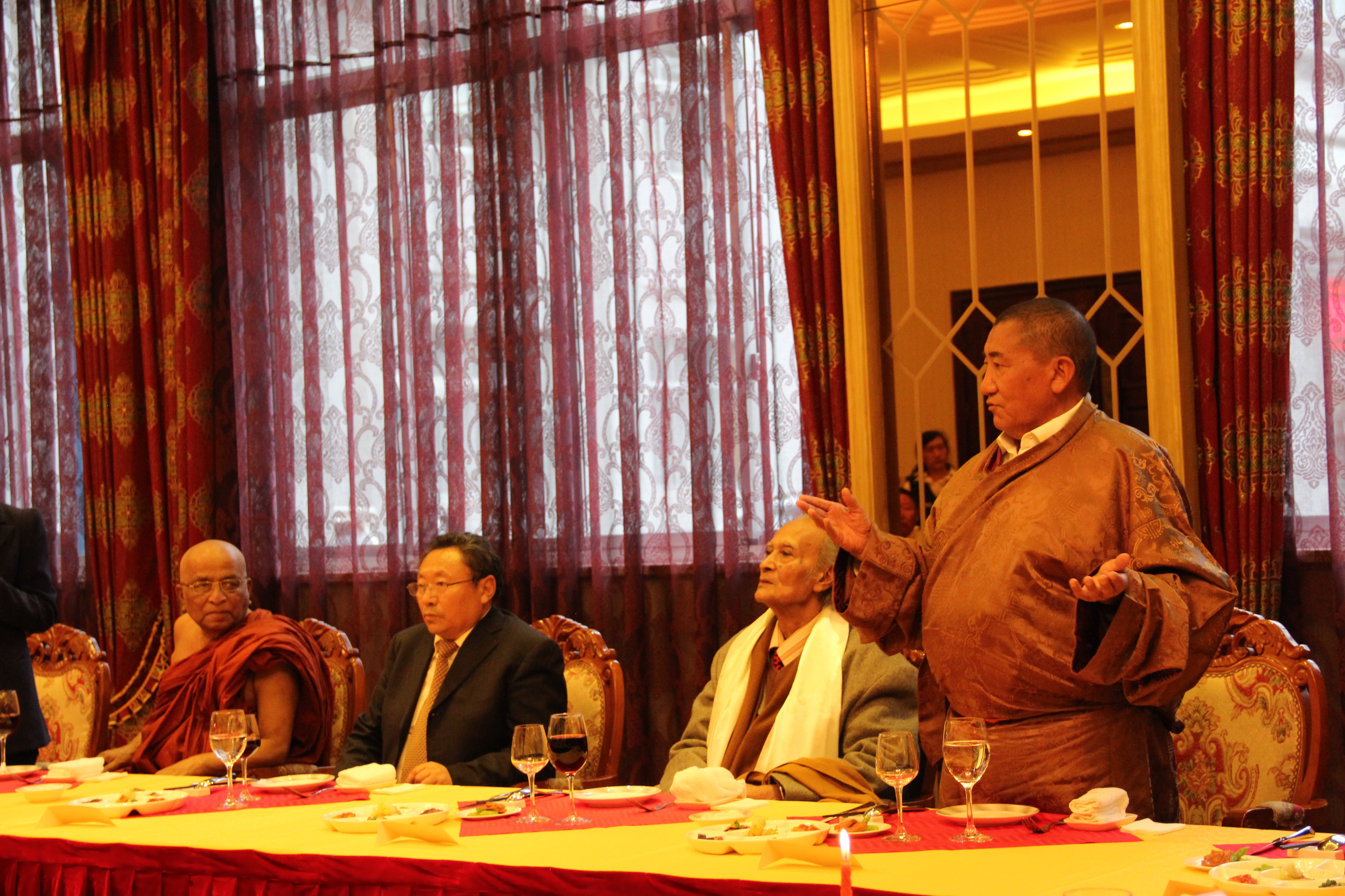 珠康·土登克珠会长向僧王一行介绍藏传佛教的基本情况