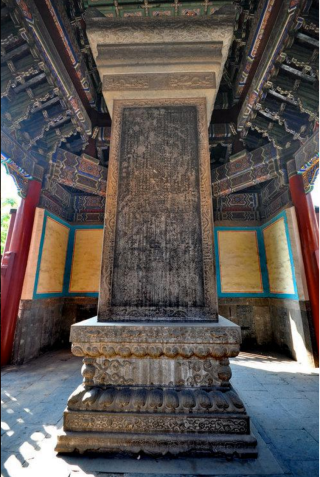 雍和宫一四方碑上以满、汉、蒙、藏四种文字刻乾隆帝所撰写的《喇嘛说》.