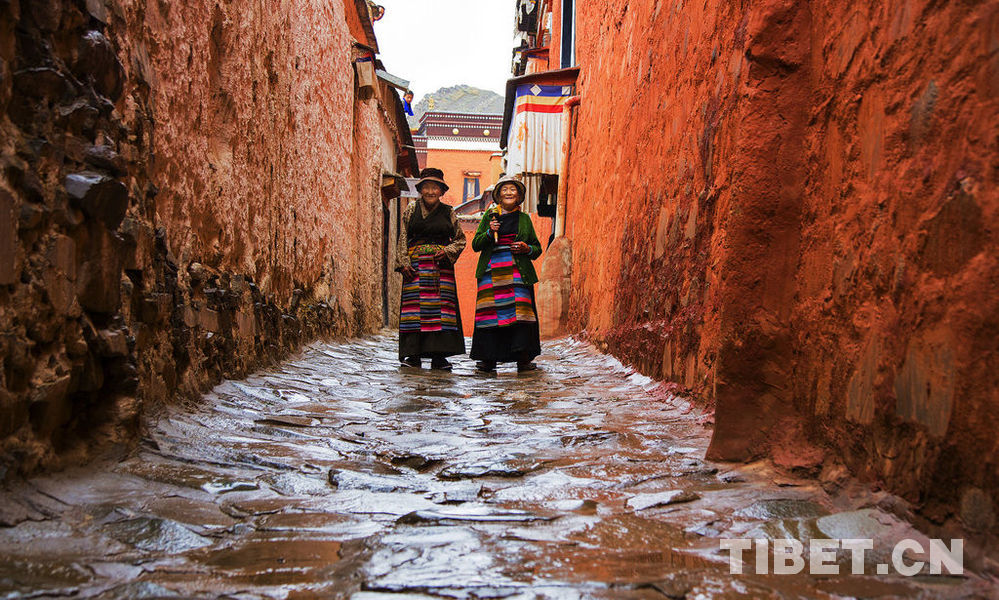 Wandering residents  on Lhasa streets