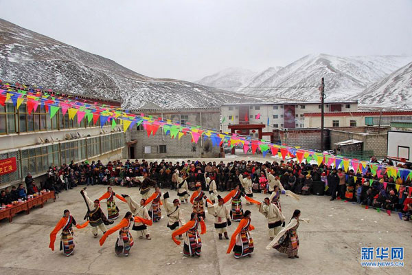 Herdsmen sing and dance to greet Spring Festival in north Tibet