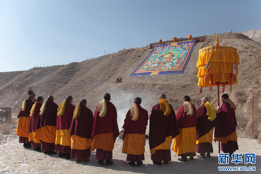 Snapshots of Buddha-show ceremony in Qinghai 