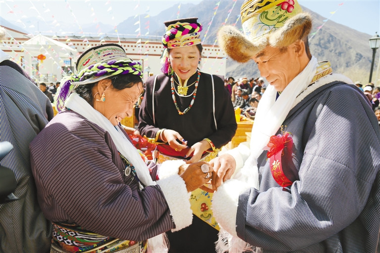 Collective wedding held for ten Tibetan elderly couples