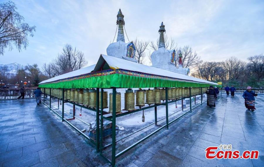 Spring snow adds beauty to Lhasa