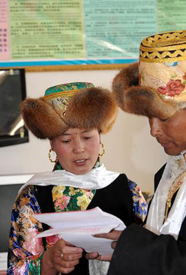 西藏乡村妇女欢度三八节