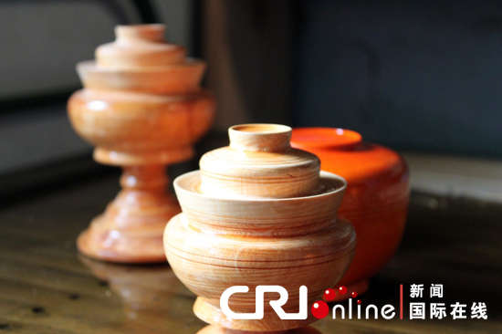 Devout inheritor of Tibetan wooden bowls