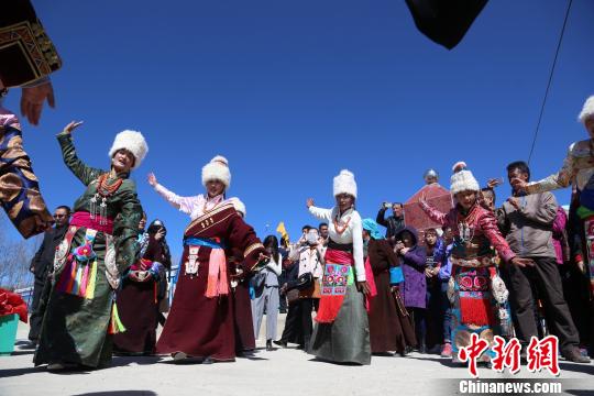 Qinghai Tibetans perform "ze rou" dancing