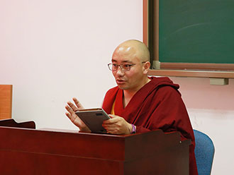 电子设备助力藏传佛教僧人的学习生活