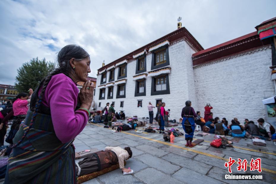 Tibetans in Lhasa embrace holy month of Saga Dawa 