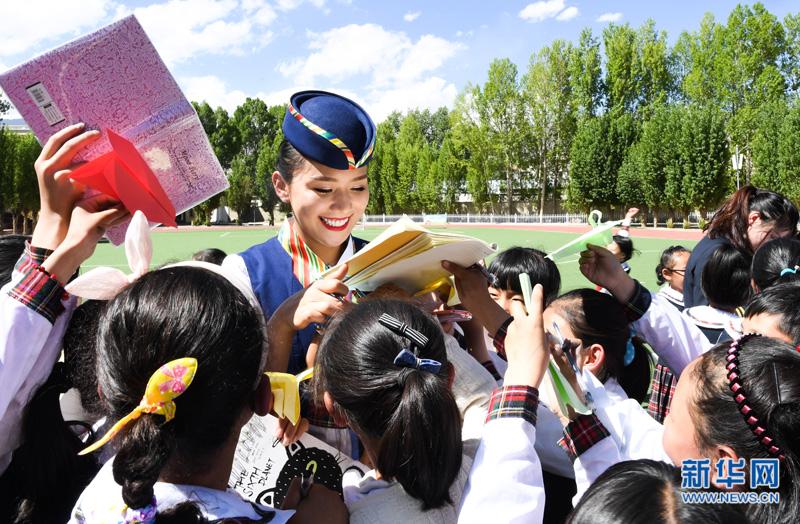 Tibet Airlines launches activities in elementary schools before Children’s Day