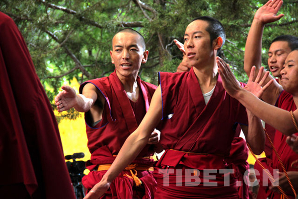 中国藏语系高级佛学院高级学衔班赴甘丹寺辩经实习