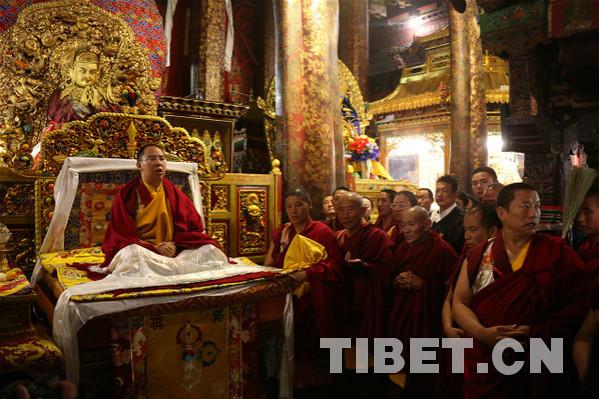 Panchen Lama prays at Jokhang Temple in Lhasa