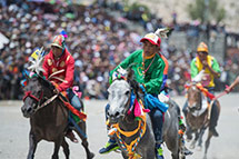 西藏江孜古堡下的赛马
