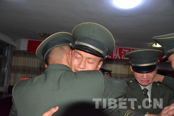 感人一幕 退伍老兵含淚告別軍營