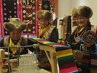 西藏古老工艺再现活力 千余件藏毯亮相“毯博会”