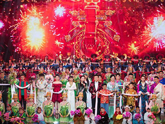 藏历、农历春节并至 西藏“藏晚”融合多民族特色