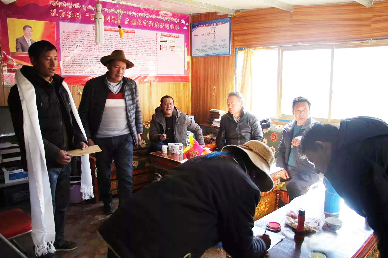 普布扎西在扎囊县看望慰问定居藏胞