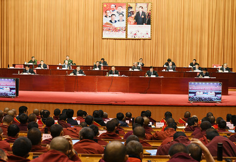 西藏自治区召开2017年度和谐模范寺庙暨爱国守法先进僧尼表彰大会