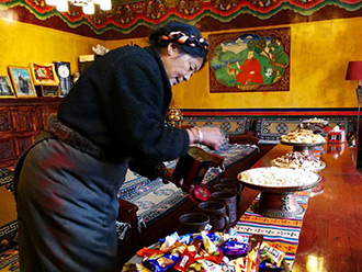 西藏藏家团圆共吃“古突”过新年