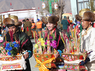 春节藏历土狗新年初一 西藏各族群众欢度“双节”