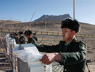新春佳节 西藏阿里军分区官兵祭奠革命先烈