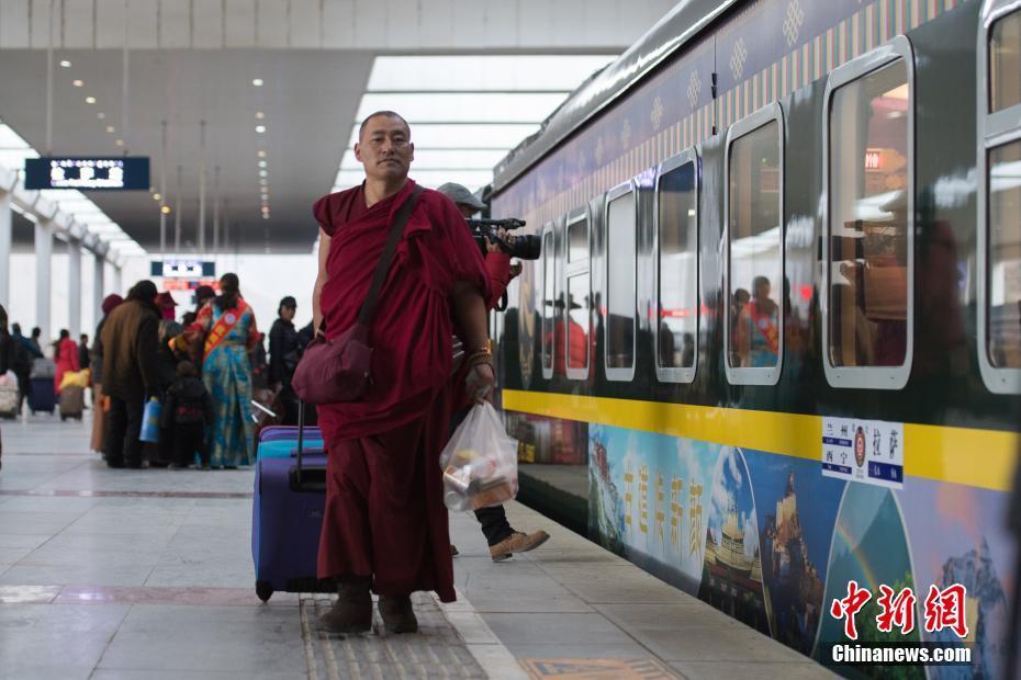 First day of Spring Festival travel rush in Lhasa 