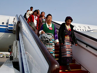 西藏参加全国人大会议代表3月2日抵京