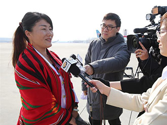 西藏代表团抵京