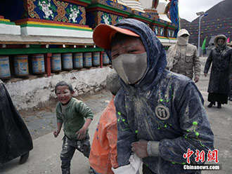 青海藏族民众糌粑狂欢节迎春耕
