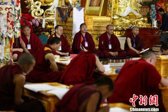 Hundert Mönche in Qinghai nehmen an buddhistischen Prüfungen teil Hundert Mönche in Qinghai nehmen an buddhistischen Prüfungen teil