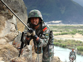 西藏军区某合成旅雪域高原练兵 备战国际军事比赛
