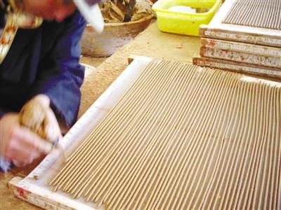 Fertigungstechniken tibetischer Räucherstäbchen von Toinba in Nyêmo Fertigungstechniken tibetischer Räucherstäbchen von Toinba in Nyêmo