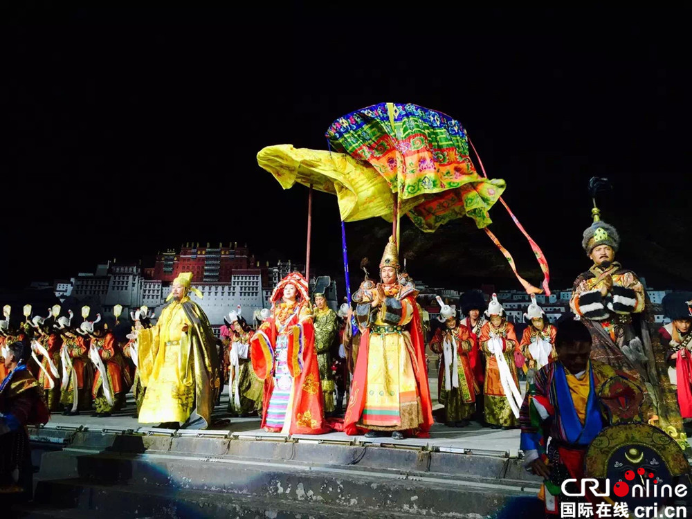 Lhasaer Einwohner spielen zur Einkommenssteigerung bei Szenenspielern mit Lhasaer Einwohner spielen zur Einkommenssteigerung bei Szenenspielern mit