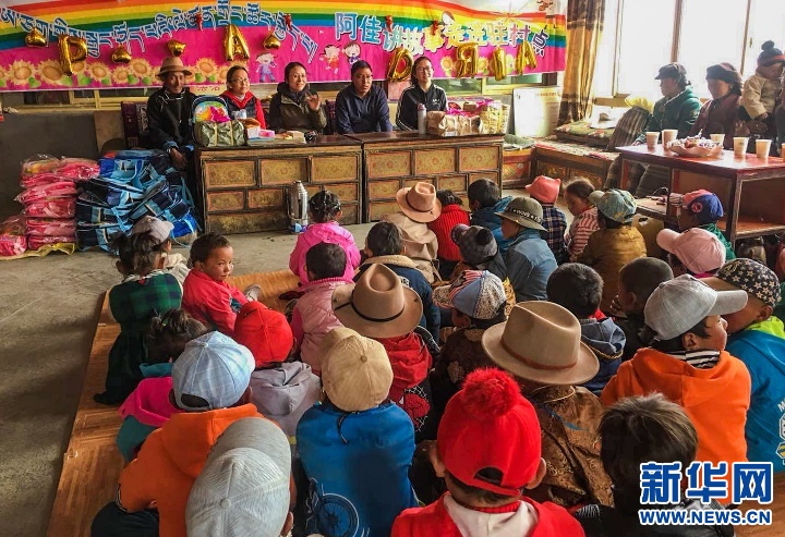 “Ajia erzählt Geschichten” kommt in Dörfer “Ajia erzählt Geschichten” kommt in Dörfer