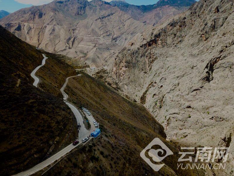 Straße auf der einen Seite und Polizei-Kontrollpunkt auf der anderen Seite