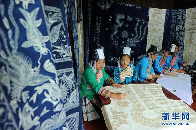 Guizhou: Mit Batik aus der Armut Guizhou: Mit Batik aus der Armut