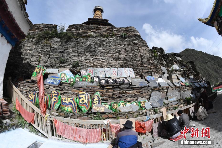 Das weltweit am vollständigsten erhalten gebliebene Unikat der Steinschnitzerei Tripitaka Das weltweit am vollständigsten erhalten gebliebene Unikat der Steinschnitzerei Tripitaka